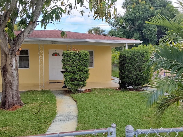 view of front of house featuring a front lawn