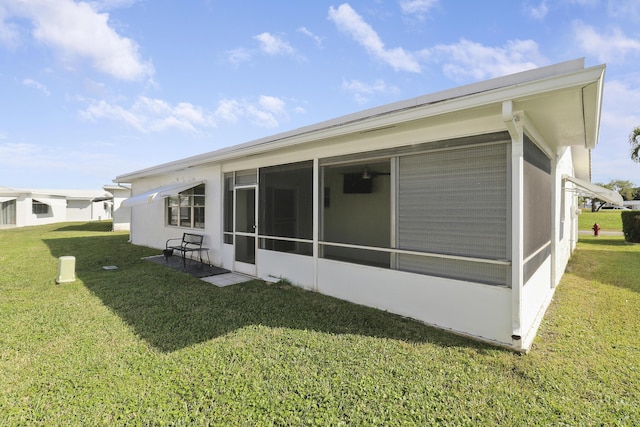 back of house featuring a lawn