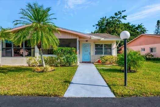 view of front of property featuring a front lawn