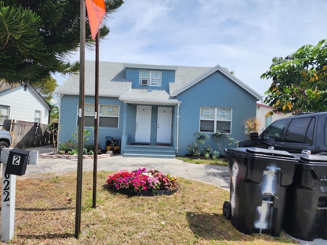 view of front facade featuring a front yard