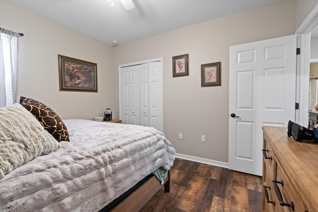 bedroom featuring ceiling fan, dark hardwood / wood-style floors, a textured ceiling, and a closet