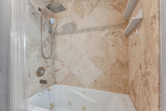 bathroom with tiled shower / bath