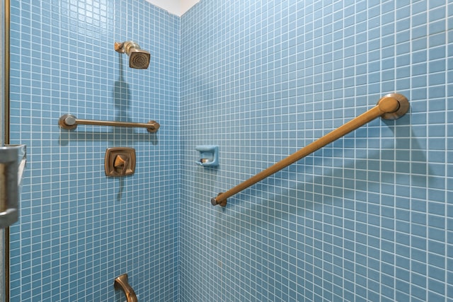 bathroom featuring a tile shower