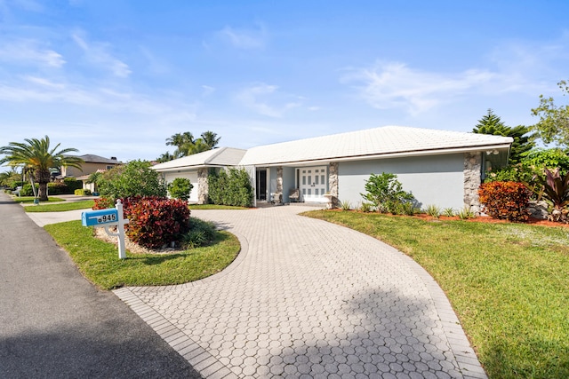 single story home featuring a front lawn