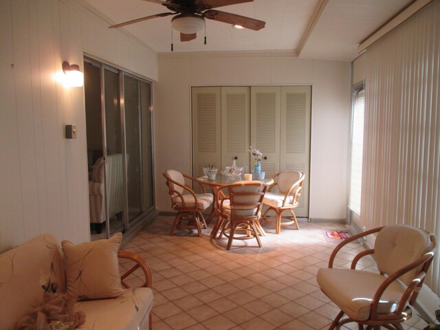 sunroom with ceiling fan