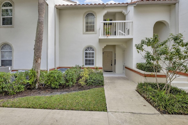 view of front of home featuring a balcony