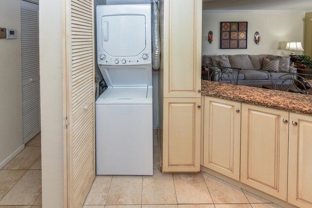 kitchen with a chandelier, appliances with stainless steel finishes, crown molding, and sink