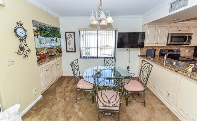 carpeted living room featuring crown molding, a raised ceiling, sink, and a chandelier