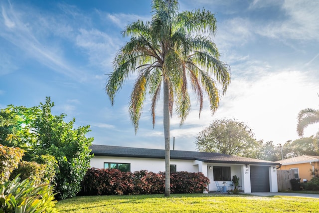 view of front of home featuring a front yard and a garage