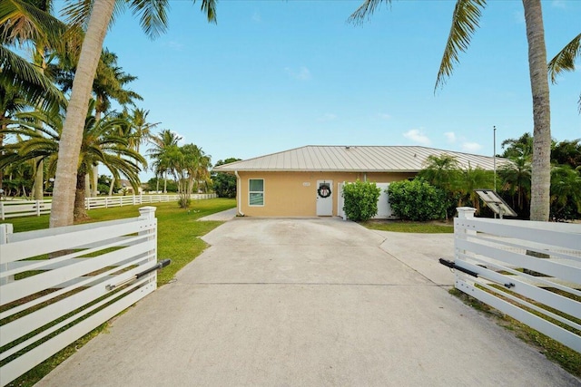 view of front of home featuring a front lawn