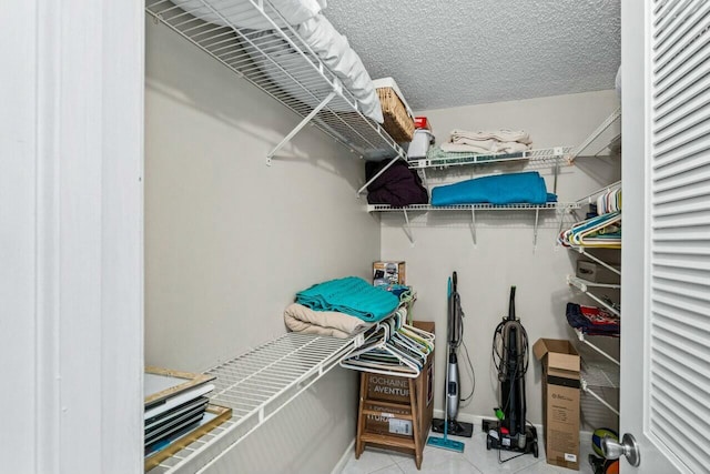 spacious closet featuring light tile patterned floors