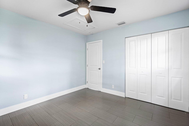 unfurnished bedroom featuring ceiling fan and a closet