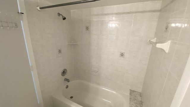 bathroom with tiled shower / bath combo