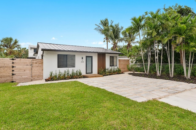 view of front facade featuring a front yard