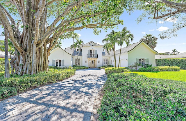 view of front facade with a front lawn