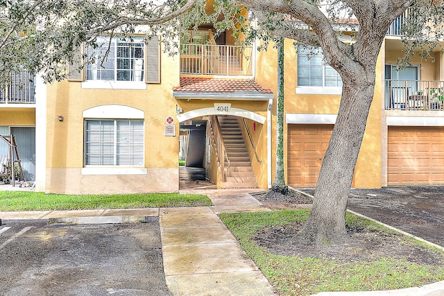 view of front of home featuring a balcony