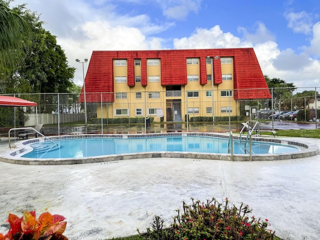 view of swimming pool