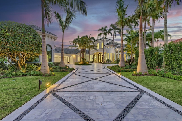 view of front of house featuring a yard