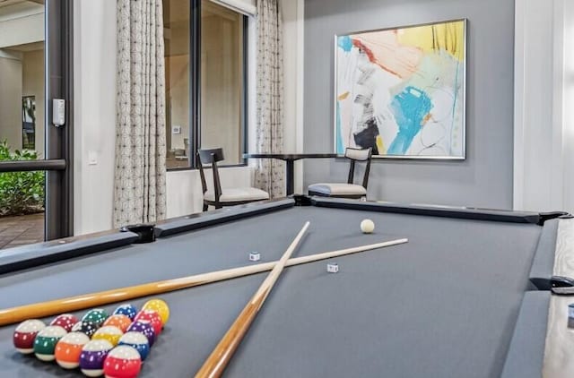 playroom featuring pool table