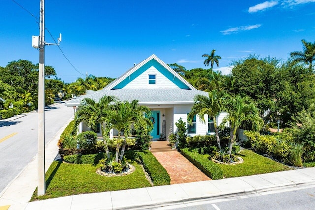 view of front facade featuring a front yard