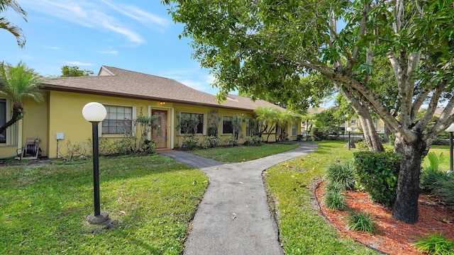 view of front of property featuring a front lawn