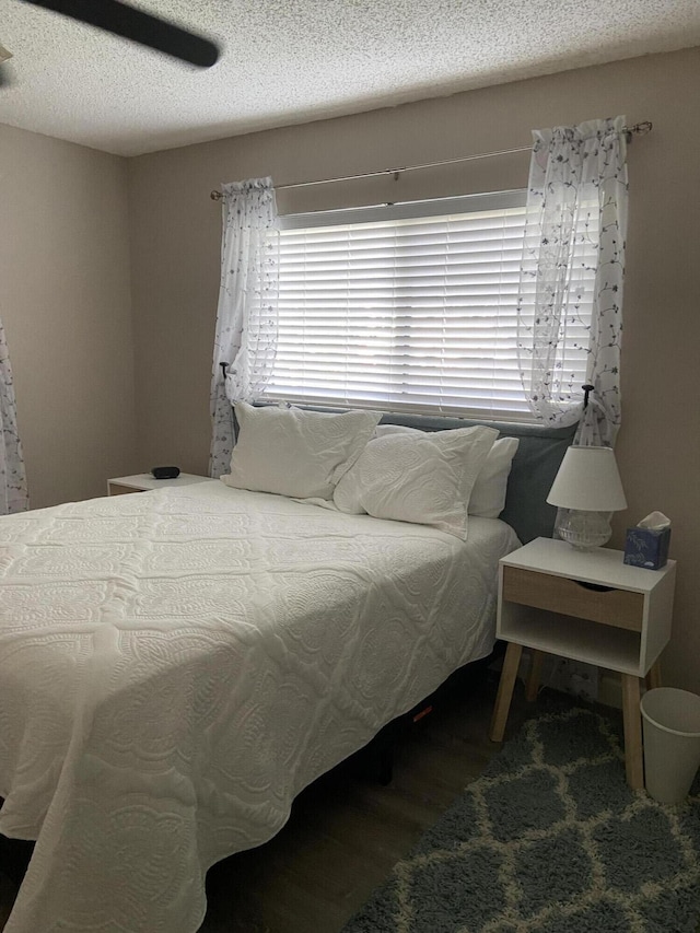 bedroom featuring ceiling fan and a textured ceiling