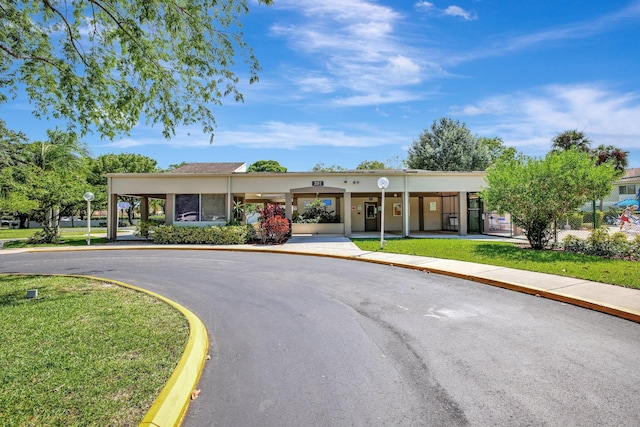 view of front of home featuring a front lawn