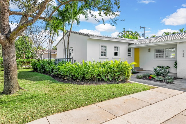 view of front of home featuring a front lawn