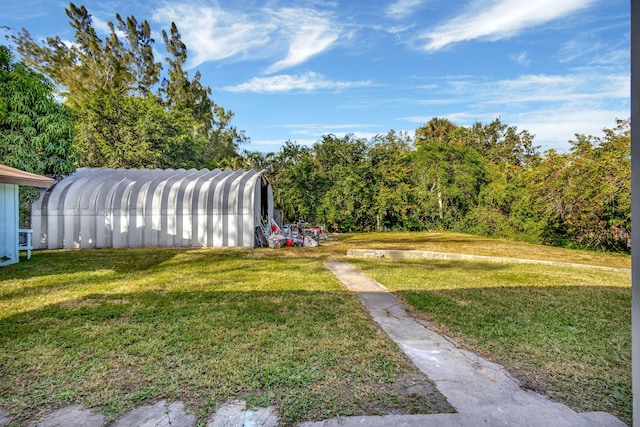 view of yard featuring an outdoor structure