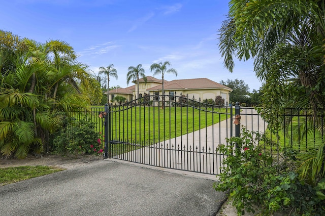 view of gate featuring a lawn