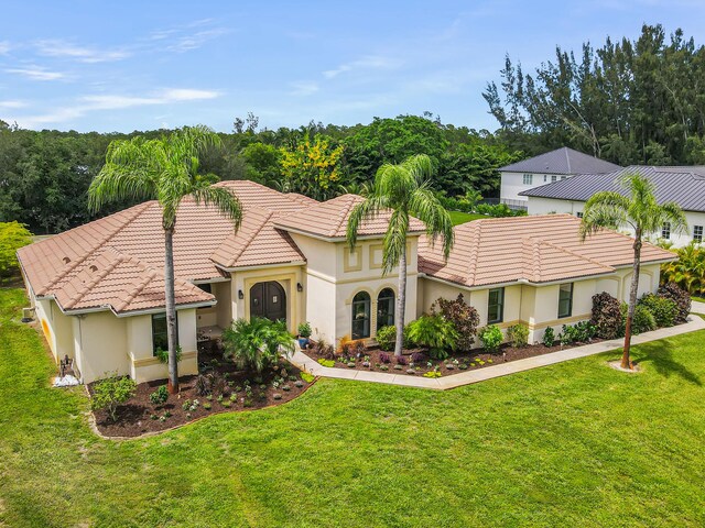 view of front of house featuring a front lawn