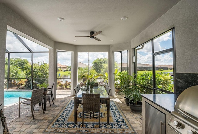 sunroom with ceiling fan