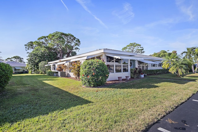 view of front facade with a front yard