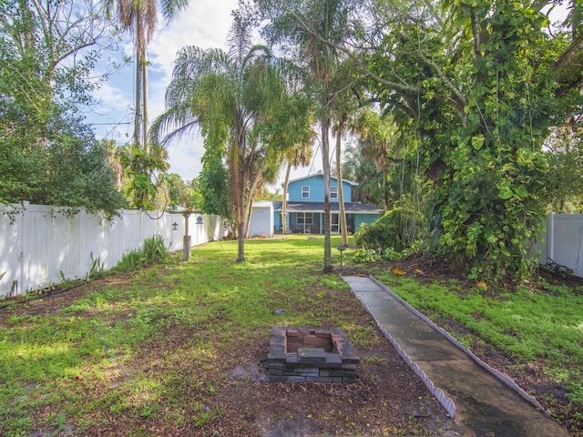 view of yard featuring an outdoor fire pit