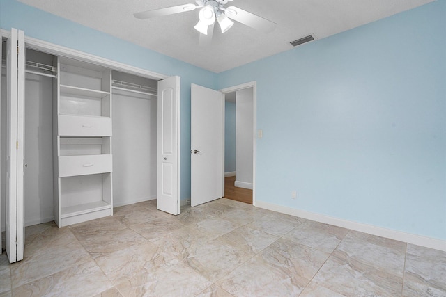 unfurnished bedroom featuring ceiling fan, a textured ceiling, and a closet