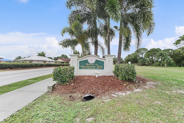 community / neighborhood sign featuring a lawn