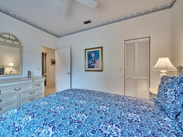 bedroom with ceiling fan, a textured ceiling, and a closet