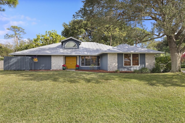 ranch-style house featuring a front yard