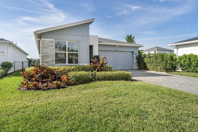 view of front facade featuring a garage and a front yard