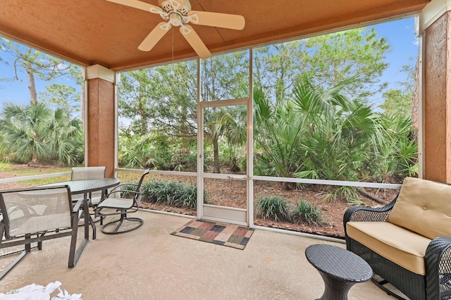 sunroom with ceiling fan