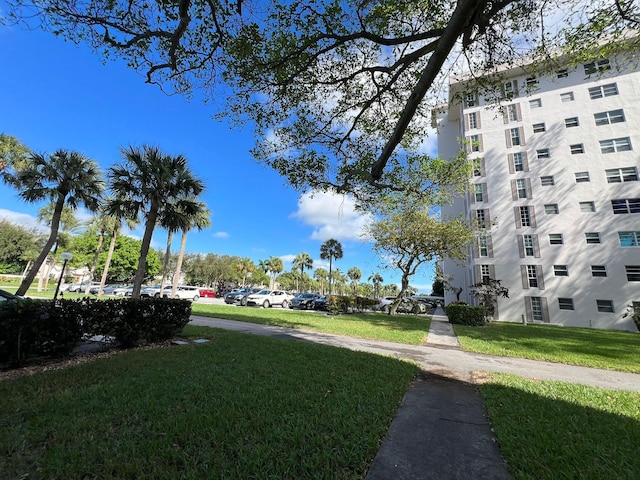 view of property's community featuring a lawn