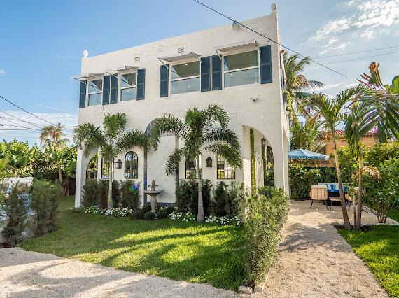 view of front of home with a front yard