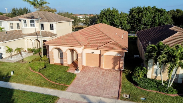 view of front facade featuring a front yard and a garage