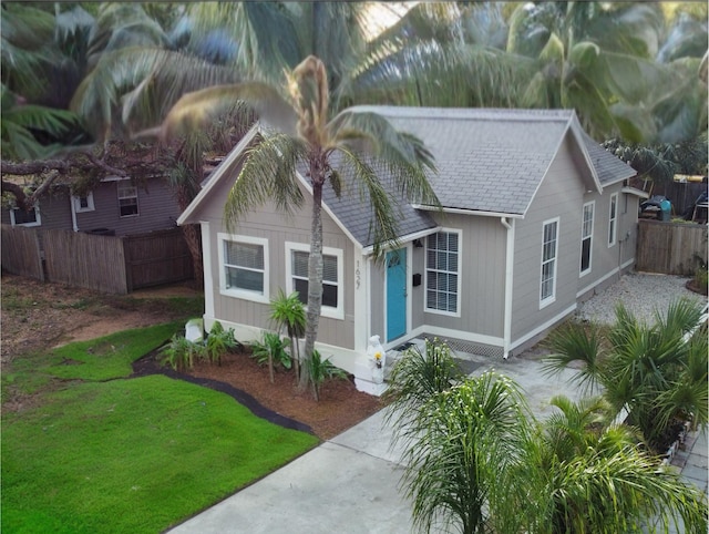 view of front of property featuring a front yard