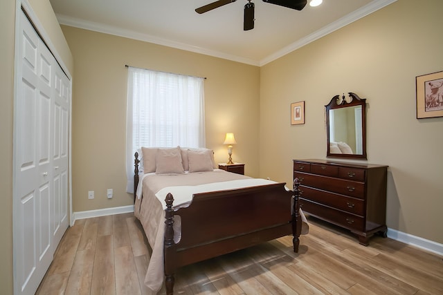 bedroom featuring ceiling fan, light hardwood / wood-style floors, ornamental molding, and a closet