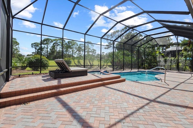 view of swimming pool with an in ground hot tub, a lanai, and a patio area