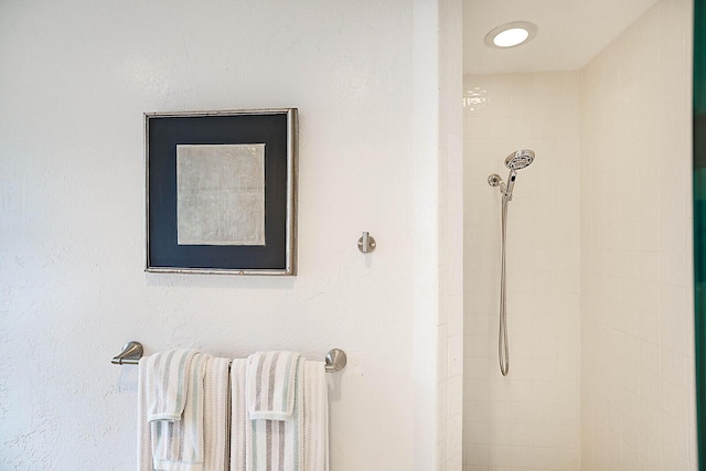 bathroom featuring a tile shower