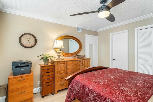 bedroom with ceiling fan, crown molding, a textured ceiling, and light hardwood / wood-style flooring