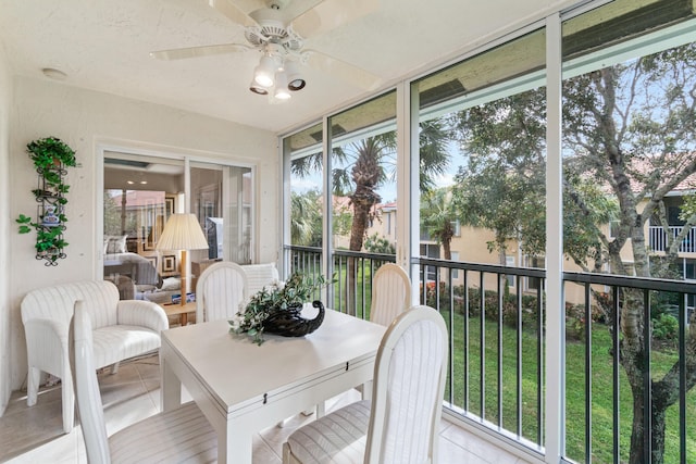 sunroom with ceiling fan