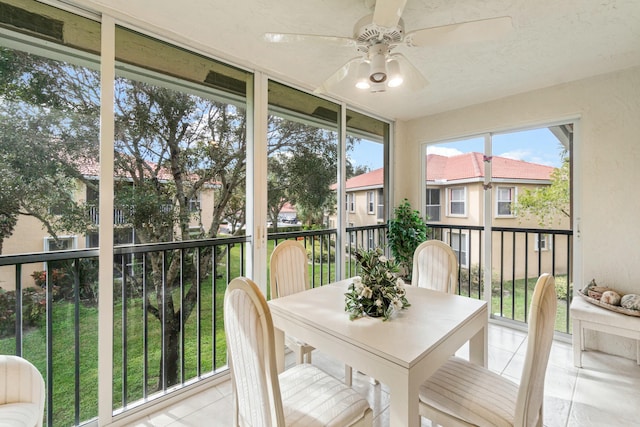 sunroom with ceiling fan